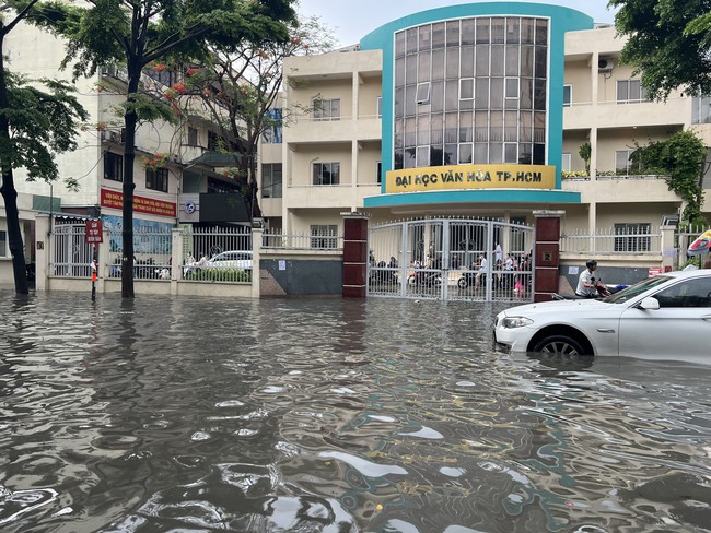 Khu nhà giàu Thảo Điền ngập nặng sau mưa, nhiều xế hộp bạc tỷ chết máy, "bì bõm" trong nước - Ảnh 7.