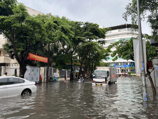 Khu nhà giàu Thảo Điền ngập nặng sau mưa, nhiều xế hộp bạc tỷ chết máy, "bì bõm" trong nước - Ảnh 8.