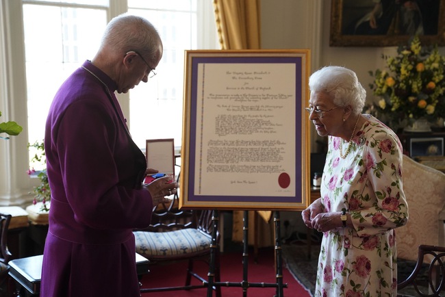 Nữ hoàng Anh xuất hiện với chi tiết khác thường gây chú ý, tặng &quot;đặc quyền&quot; mới cho vợ chồng Công nương Kate - Ảnh 3.