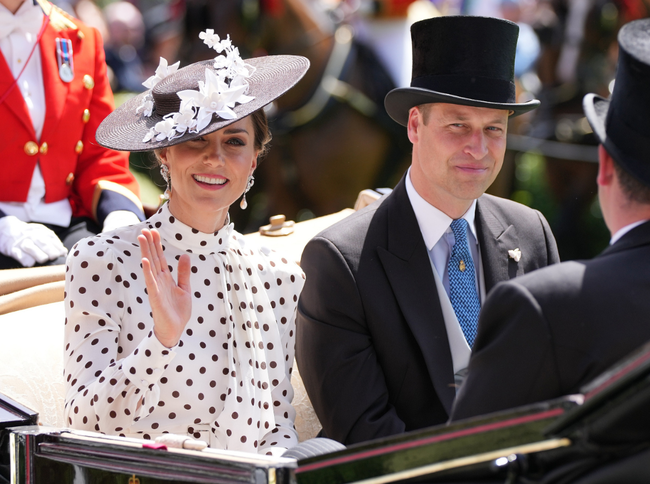 Nữ hoàng Anh xuất hiện với chi tiết khác thường gây chú ý, tặng &quot;đặc ân&quot; mới cho vợ chồng Công nương Kate - Ảnh 4.