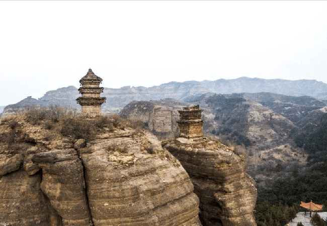 Kỳ lạ bảo tháp trên đỉnh núi &quot;sinh đôi&quot; ở Trung Quốc: Vững chãi sừng sững sau địa chấn, sự tồn tại vẫn là bí ẩn - Ảnh 4.