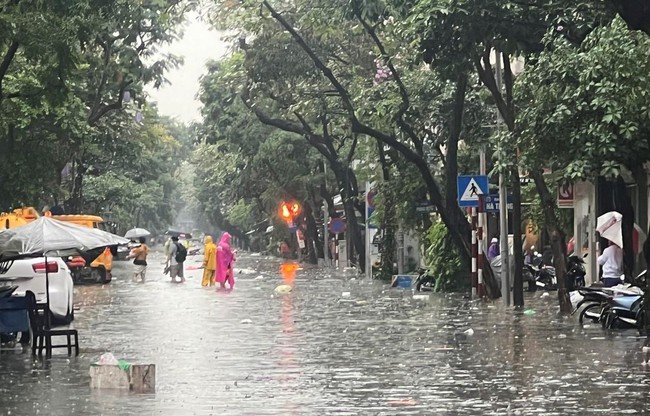 Câu đố Tiếng Việt: &quot;Trống đánh thật khỏe, đuốc loé thật nhanh, quạt khắp xa gần, nước văng tung tóe, là gì?&quot; – - Ảnh 2.