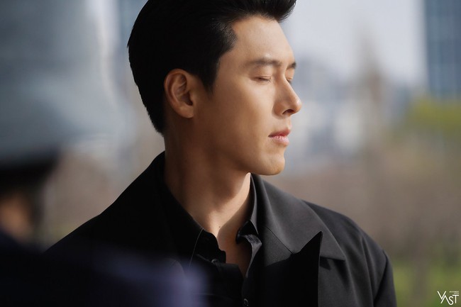 Hyun Bin khoe ngoại hình &quot;cực phẩm&quot; sau khi cùng Son Ye Jin lọt danh sách cặp vợ chồng đẹp nhất thế giới - Ảnh 4.