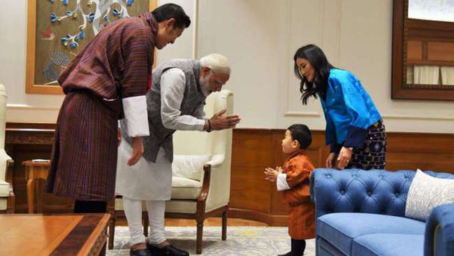 Hoàng hậu vạn người mê của Bhutan đón sinh nhật với vẻ đẹp không tuổi, để &quot;Hoàng tử Rồng&quot; một mình làm nhiệm vụ hoàng gia ở tuổi lên 6 - Ảnh 4.