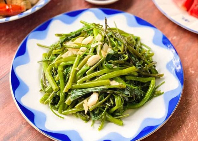 Rau muống xào cùng loại gia vị này mới là &quot;đỉnh của chóp&quot;: Chị em thử 1 lần là mê luôn! - Ảnh 1.