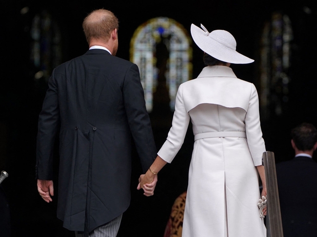 Khoảnh khắc Harry và Meghan Markle tình tứ bên nhau tại Lễ Tạ ơn Nữ hoàng, thể hiện sự quan tâm bằng những chi tiết rất tinh tế - Ảnh 7.