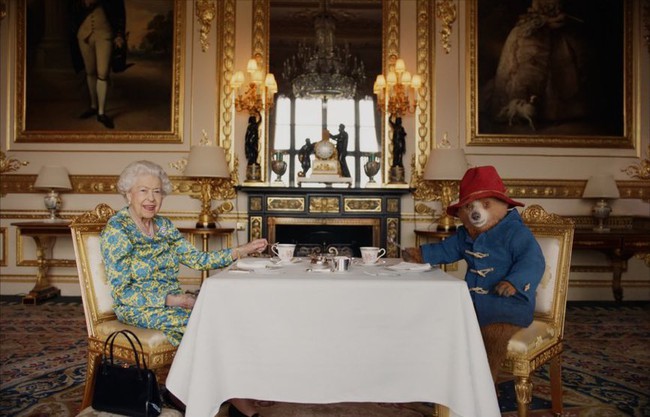 Buổi hòa nhạc Bạch Kim sôi động: Nữ hoàng Anh xuất hiện trong video hài hước chưa từng thấy, gia đình hoàng gia gửi lời tri ân ý nghĩa - Ảnh 5.