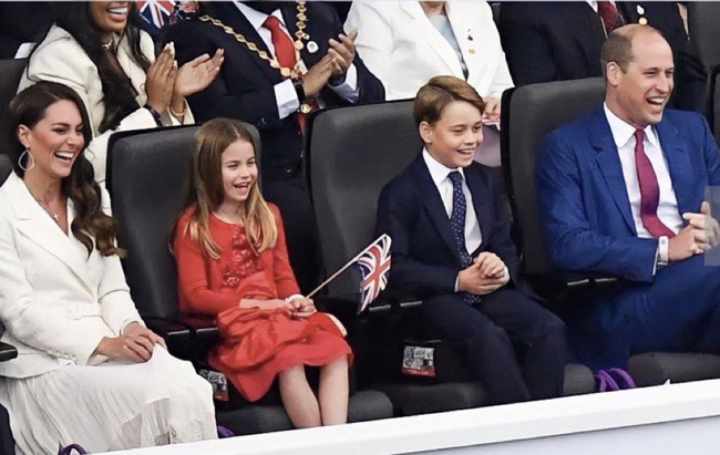 Nhà Công nương Kate "cháy" hết mình trong buổi hòa nhạc Bạch Kim, diện mạo Charlotte gây kinh ngạc - Ảnh 4.