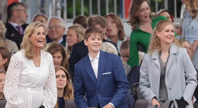 Nhà Công nương Kate "cháy" hết mình trong buổi hòa nhạc Bạch Kim, diện mạo Charlotte gây kinh ngạc - Ảnh 9.