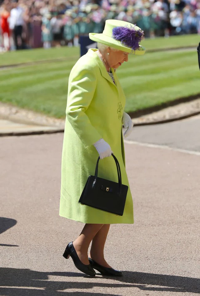 Lý do thật sự đằng sau &quot;màu xanh lá quyền lực&quot; của Nữ hoàng Anh trong những sự kiện quan trọng nhất - Ảnh 3.