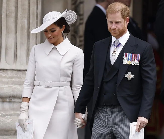 Vợ chồng Meghan Markle lặng lẽ bay về Mỹ trước khi đại lễ kết thúc, biểu cảm của Harry khi rời đi gây chú ý - Ảnh 1.