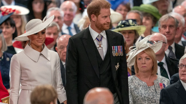 Vợ chồng Meghan Markle lặng lẽ bay về Mỹ trước khi đại lễ kết thúc, biểu cảm của Harry khi rời đi gây chú ý - Ảnh 4.