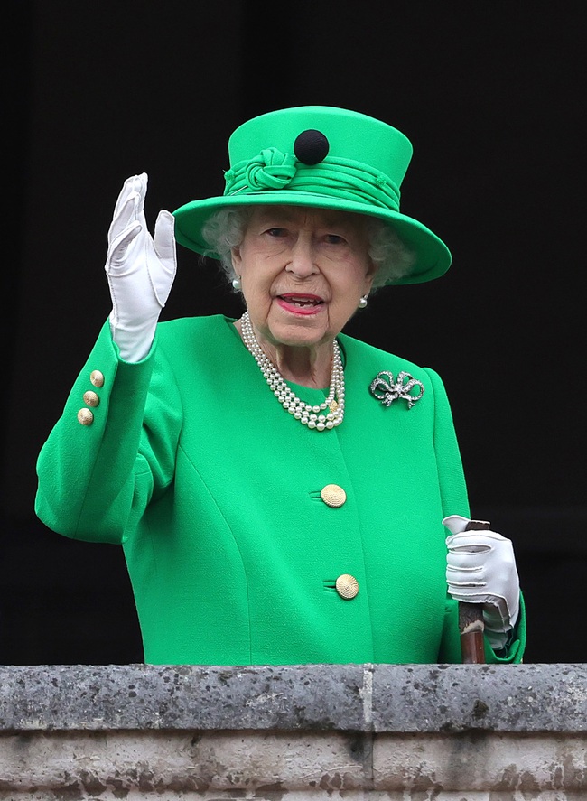 Lý do thật sự đằng sau &quot;màu xanh lá tự tin&quot; của Nữ hoàng Anh trong những sự kiện quan trọng nhất - Ảnh 1.