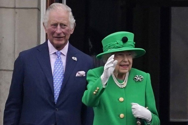 Bế mạc Đại lễ Bạch kim: Nữ hoàng Anh bất ngờ xuất hiện trên ban công Cung điện, đưa ra lời nhắn nhủ sâu sắc - Ảnh 2.