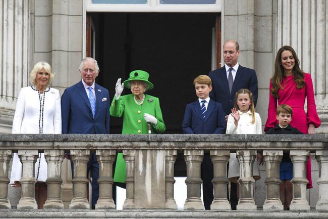 Bế mạc Đại lễ Bạch kim: Nữ hoàng Anh bất ngờ xuất hiện trên ban công Cung điện, đưa ra lời nhắn nhủ sâu sắc - Ảnh 4.
