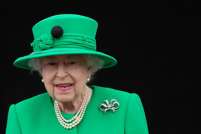 Bế mạc Đại lễ Bạch kim: Nữ hoàng Anh bất ngờ xuất hiện trên ban công Cung điện, đưa ra lời nhắn nhủ sâu sắc - Ảnh 3.
