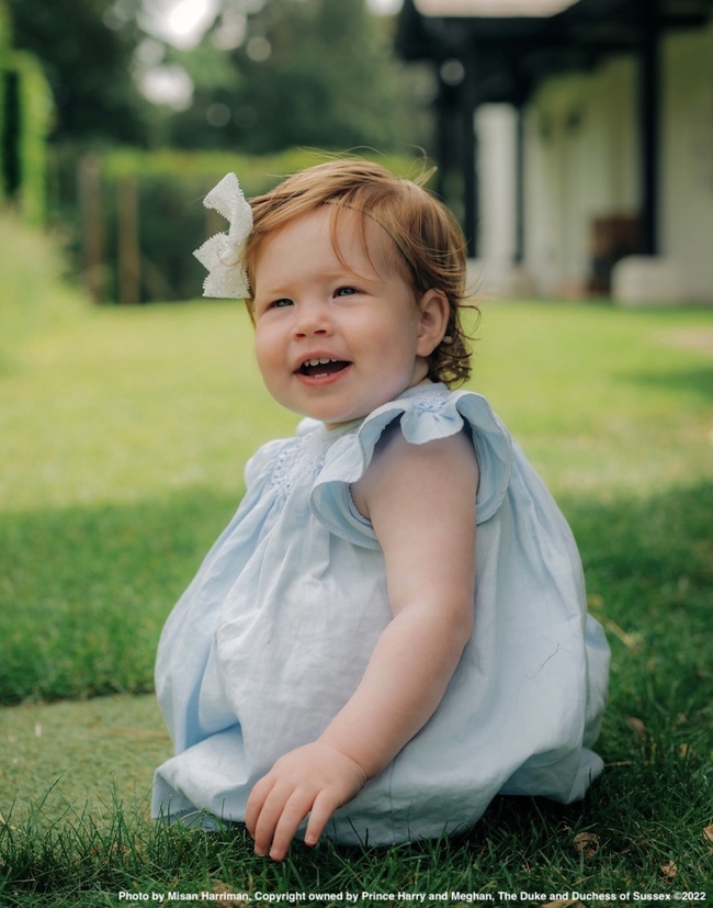 Meghan Markle lần đầu tiên công khai hình ảnh con gái Lilibet với đặc điểm nổi bật giống hệt Hoàng tử Harry - Ảnh 1.