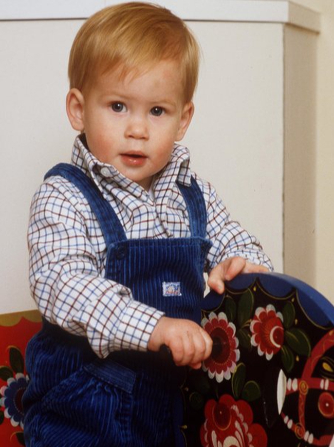 Meghan Markle lần đầu tiên công khai hình ảnh con gái Lilibet với đặc điểm nổi bật giống hệt Hoàng tử Harry - Ảnh 2.