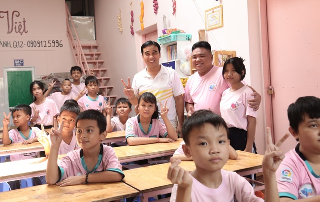 Thương "chàng béo" dạy học miễn phí 14 năm, MC Quyền Linh tặng xe bán bánh mì - Ảnh 3.