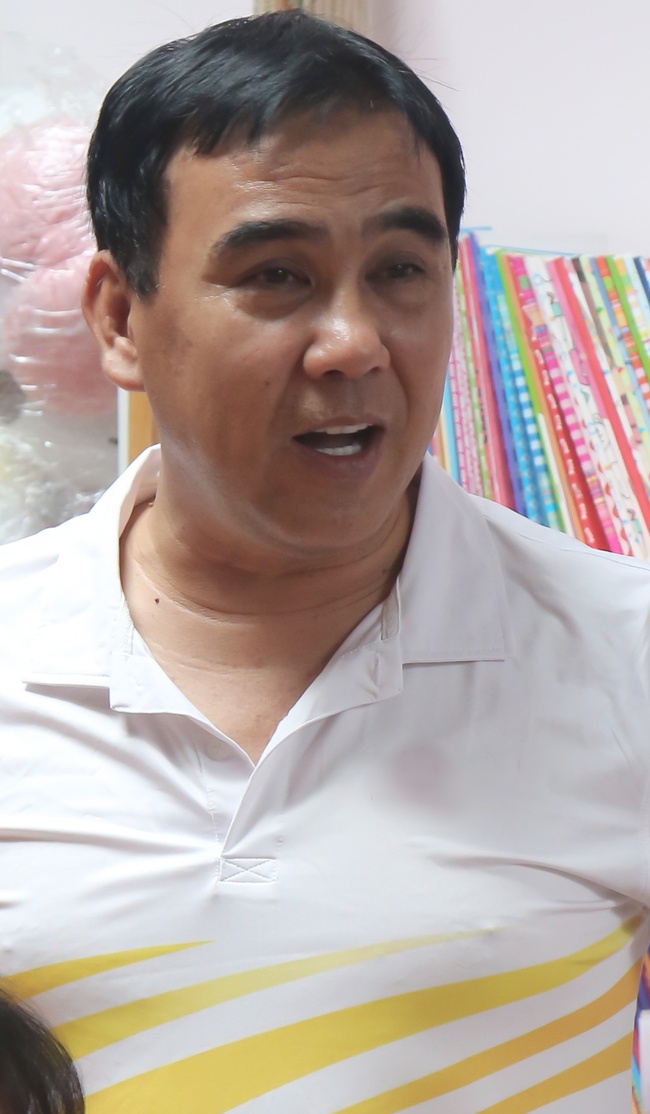 Thương "chàng béo" dạy học miễn phí 14 năm, MC Quyền Linh tặng xe bán bánh mì - Ảnh 1.