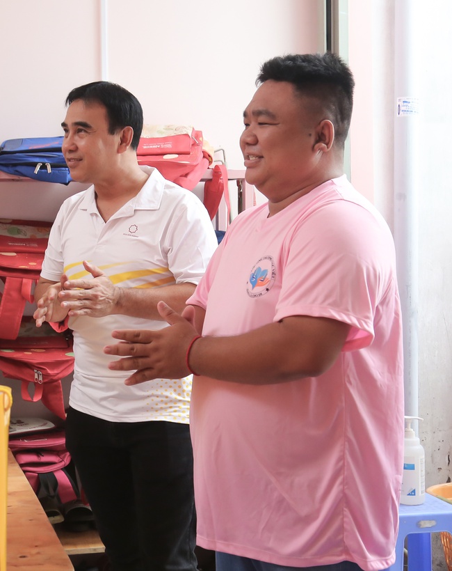 Thương "chàng béo" dạy học miễn phí 14 năm, MC Quyền Linh tặng xe bán bánh mì - Ảnh 2.