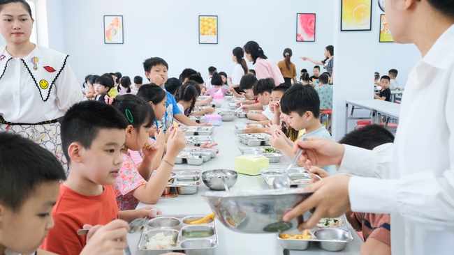 Trường tiểu học có học sinh lưu ban ở Hà Nội: Phương pháp giáo dục đặc biệt để trẻ được “cấp quyền thiết kế” thành con người mình muốn - Ảnh 2.
