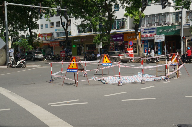 Cận cảnh hố tử thần rộng hơn 2m giữa ngã tư đường phố Hà Nội - Ảnh 5.