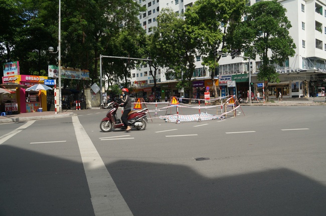 Cận cảnh hố tử thần rộng hơn 2m giữa ngã tư đường phố Hà Nội - Ảnh 4.