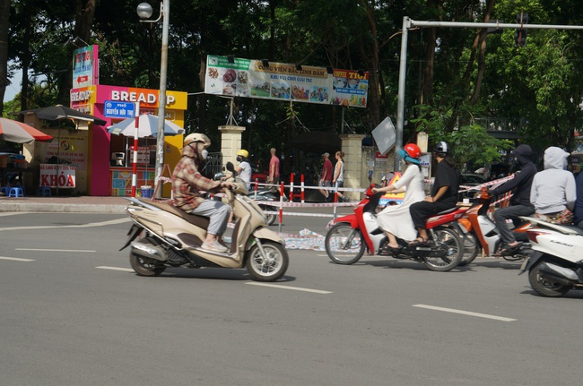 Cận cảnh hố tử thần rộng hơn 2m giữa ngã tư đường phố Hà Nội - Ảnh 6.