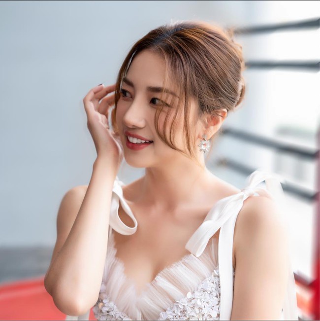 Mẹ kế "Thương ngày nắng về" mặc váy hoa lộng lẫy lên sân khấu  - Ảnh 5.