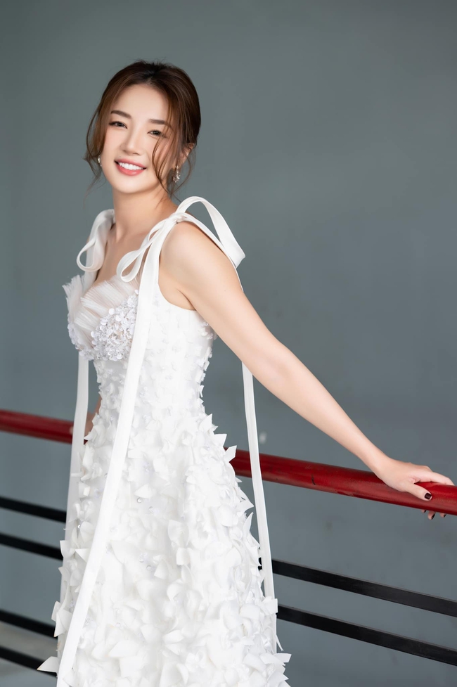 Mẹ kế "Thương ngày nắng về" mặc váy hoa lộng lẫy lên sân khấu  - Ảnh 2.