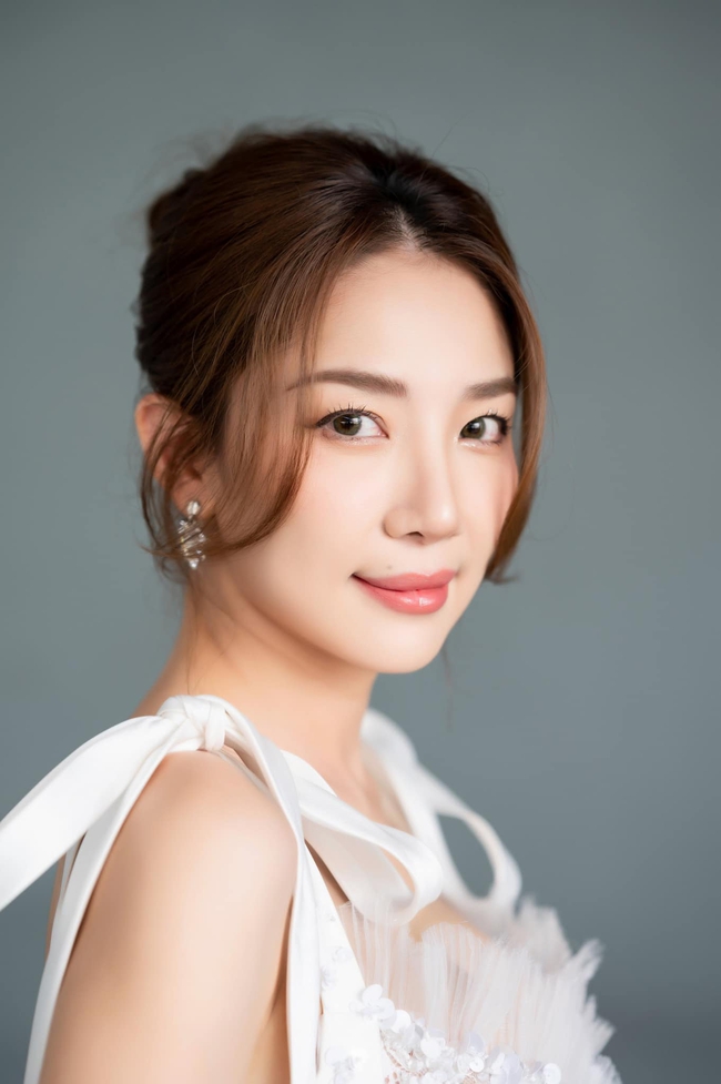 Mẹ kế "Thương ngày nắng về" mặc váy hoa lộng lẫy lên sân khấu  - Ảnh 4.