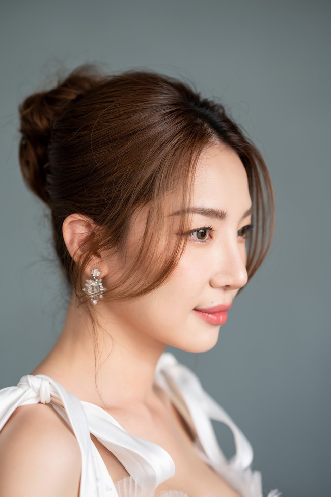 Mẹ kế "Thương ngày nắng về" mặc váy hoa lộng lẫy lên sân khấu  - Ảnh 3.