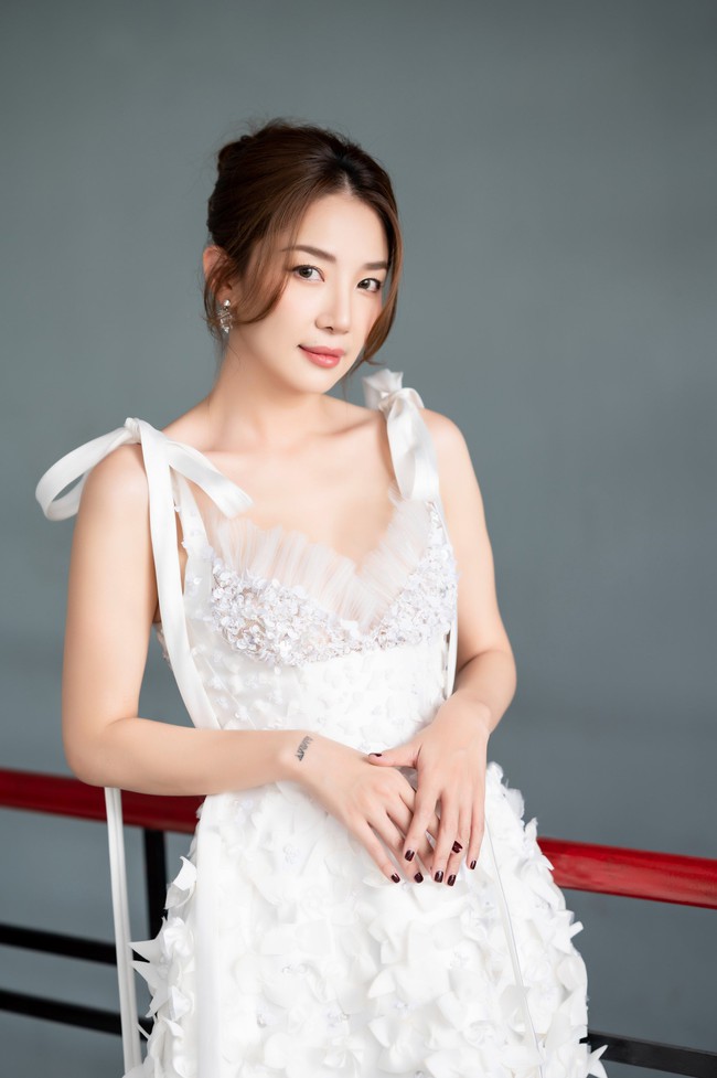 Mẹ kế "Thương ngày nắng về" mặc váy hoa lộng lẫy lên sân khấu  - Ảnh 1.