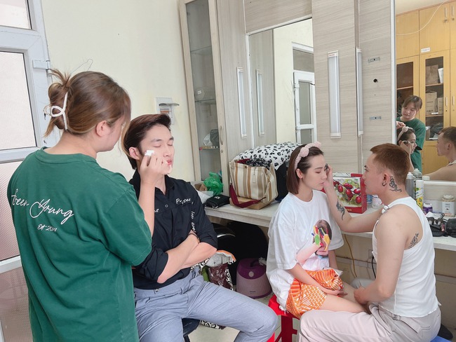 "Thương ngày nắng về" bước vào ngày quay cuối, dàn diễn viên xúc động trước giờ phút chia tay - Ảnh 2.