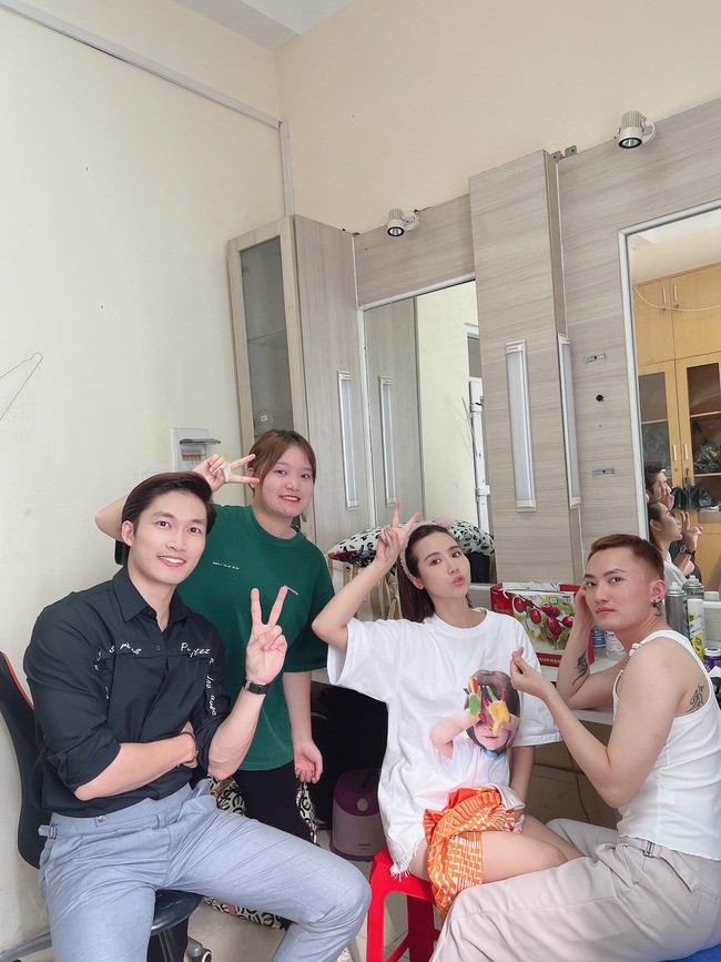 "Thương ngày nắng về" bước vào ngày quay cuối, dàn diễn viên xúc động trước giờ phút chia tay - Ảnh 1.