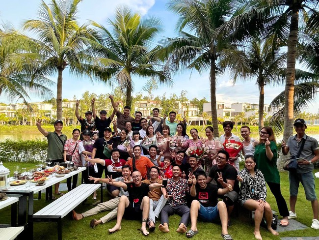 "Thương ngày nắng về" đóng máy, lộ cảnh Duy dắt tay Trang bước đi giữa lễ đường - Ảnh 1.