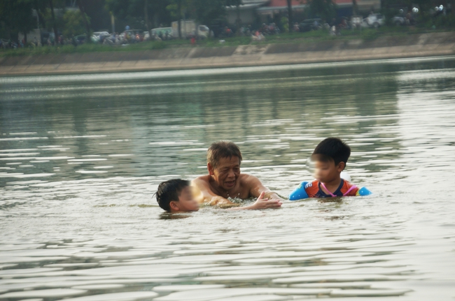 Ông đang dạy bơi cho các cháu