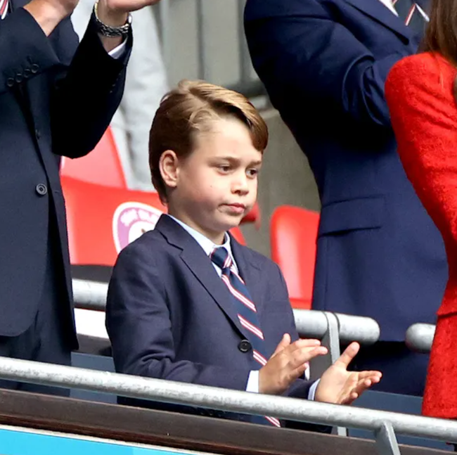 Hoàng tử George tròn 9 tuổi, bức ảnh mừng sinh nhật cho thấy cậu bé đã khác xưa rồi - Ảnh 2.