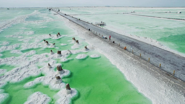 Hồ nước kỳ lạ của Trung Quốc: Nơi muối kết tinh thành đá quý, máy bay có thể hạ cánh, tàu hỏa có thể đi qua - Ảnh 1.