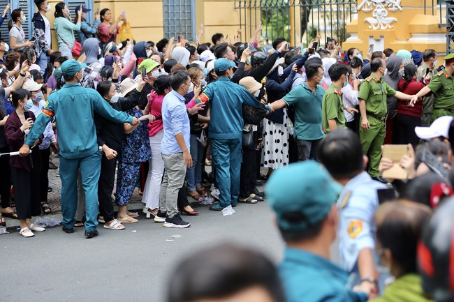 Vụ bé gái 8 tuổi bị dì ghẻ và bố ruột bạo hành: Toà án tống đạt quyết định tố tụng cho luật sư  - Ảnh 3.