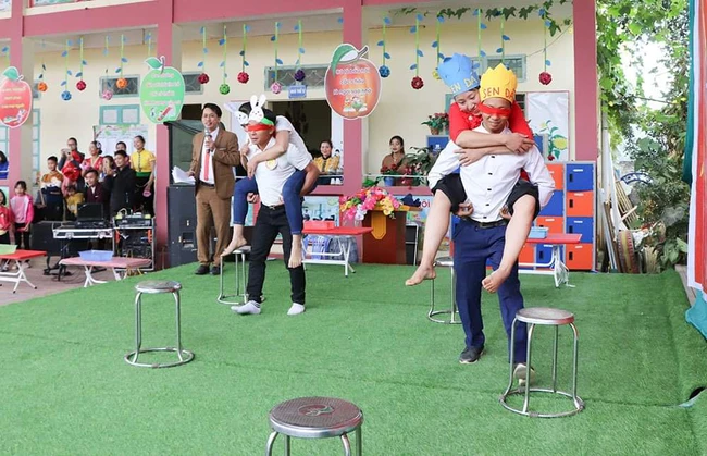 Người vợ xúc động được chồng cõng trên vai (dù đây chỉ là một buổi sinh hoạt của câu lạc bộ)