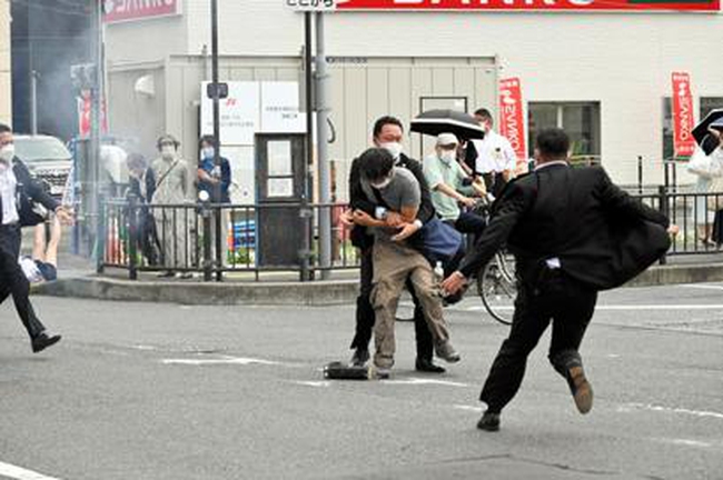 Hình ảnh nghi phạm bắn ông Abe và hiện trường vụ việc ở Nara - Ảnh 2.