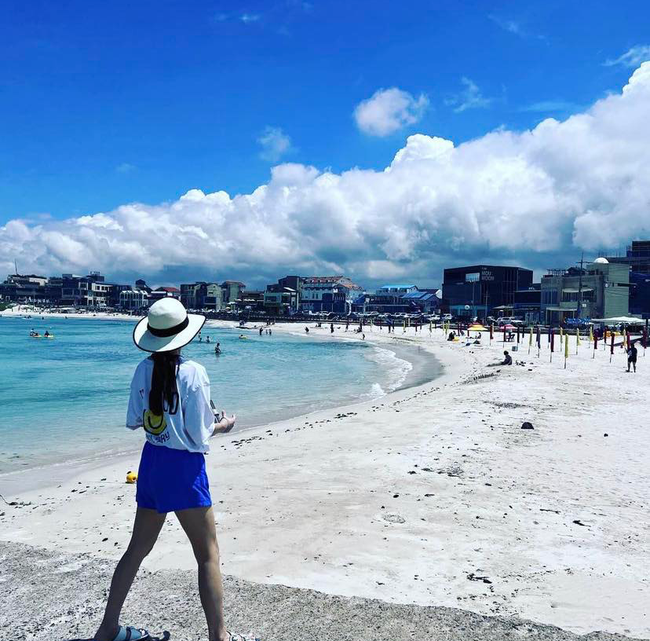 Kim Tae Hee tuổi U50 vẫn tự tin &quot;thả dáng&quot; cực chuẩn trên bãi biển - Ảnh 2.