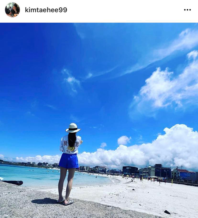 Kim Tae Hee tuổi U50 vẫn tự tin &quot;thả dáng&quot; cực chuẩn trên bãi biển - Ảnh 1.
