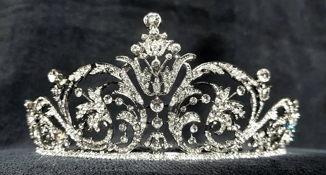 Chiếc vương miện độc nhất vô nhị của nàng dâu hoàng gia phá vỡ mọi chuẩn mực, được Nữ hoàng Anh &quot;đặc cách&quot; - Ảnh 2.