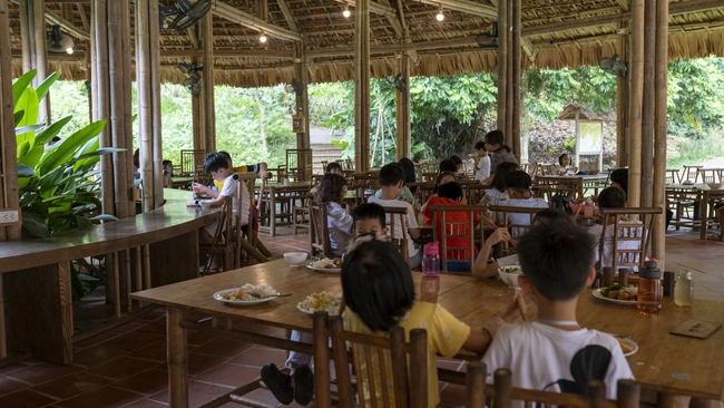Ở Hà Nội có ngôi trường 10ha đẹp như khu nghỉ dưỡng, học phí đắt đỏ cho những bài học thực hành toát mồ hôi - Ảnh 4.