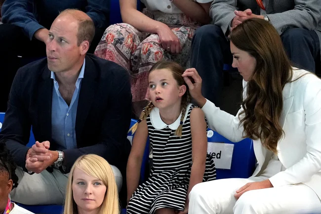Công chúa Charlotte &quot;chiếm sóng&quot; của cha mẹ với loạt biểu cảm hài hước gây bão MXH - Ảnh 13.