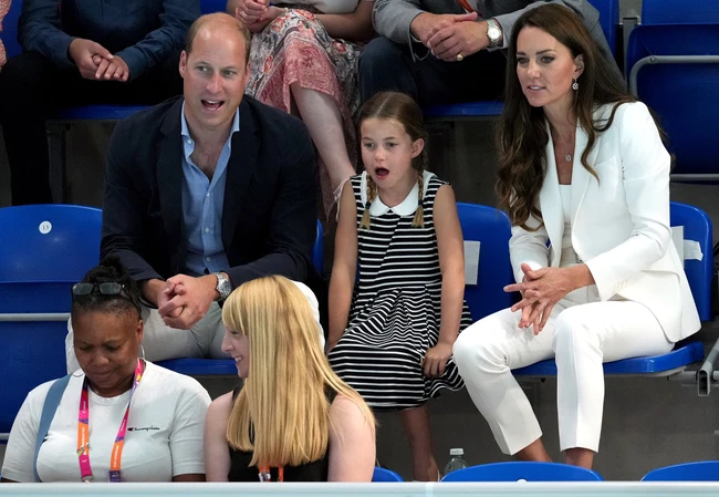 Công chúa Charlotte &quot;chiếm sóng&quot; của cha mẹ với loạt biểu cảm hài hước gây bão MXH - Ảnh 7.
