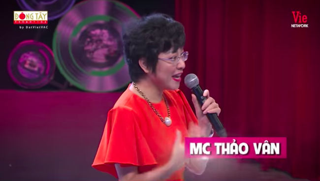 Ký ức vui vẻ: MC Thảo Vân lái xe máy lên sân khấu  - Ảnh 1.